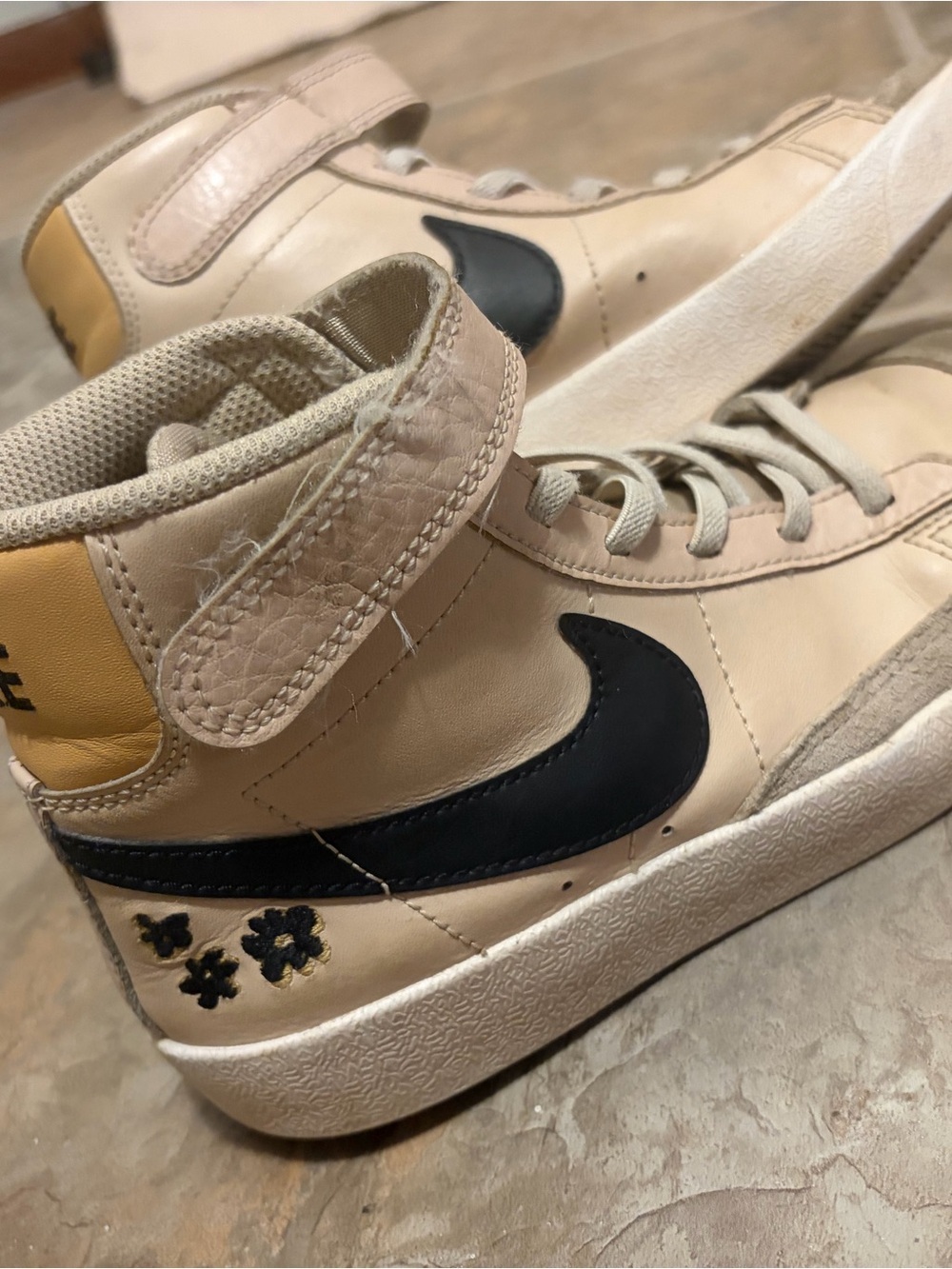 Youth Size 1 -School NIKE Blazer Mid '77 (GS) Sand drift/Black (FV0749 100)
